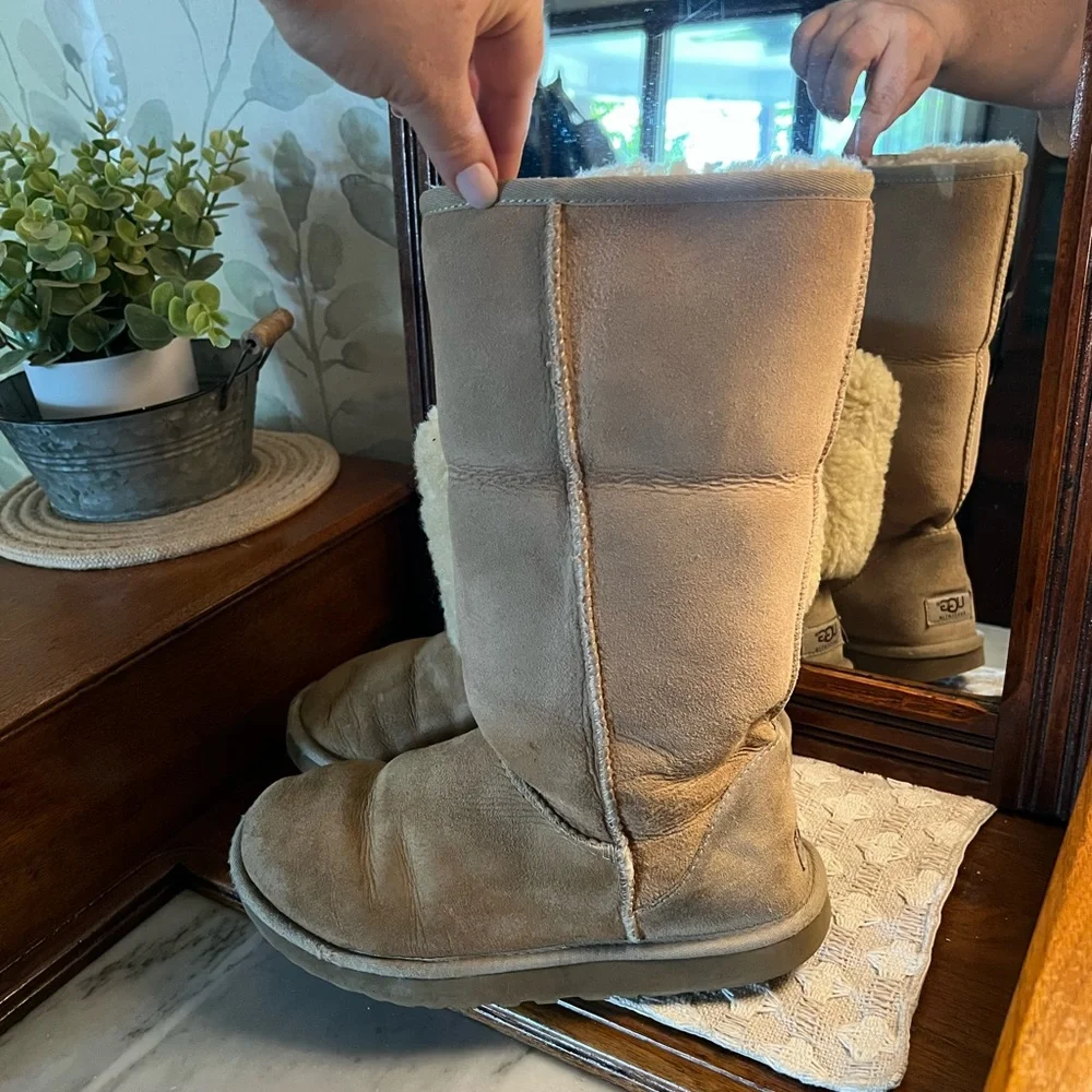 UGG‎ Classic Tall II Fur Lined Sheepskin Suede Winter Boots Tan Women's Size 8
